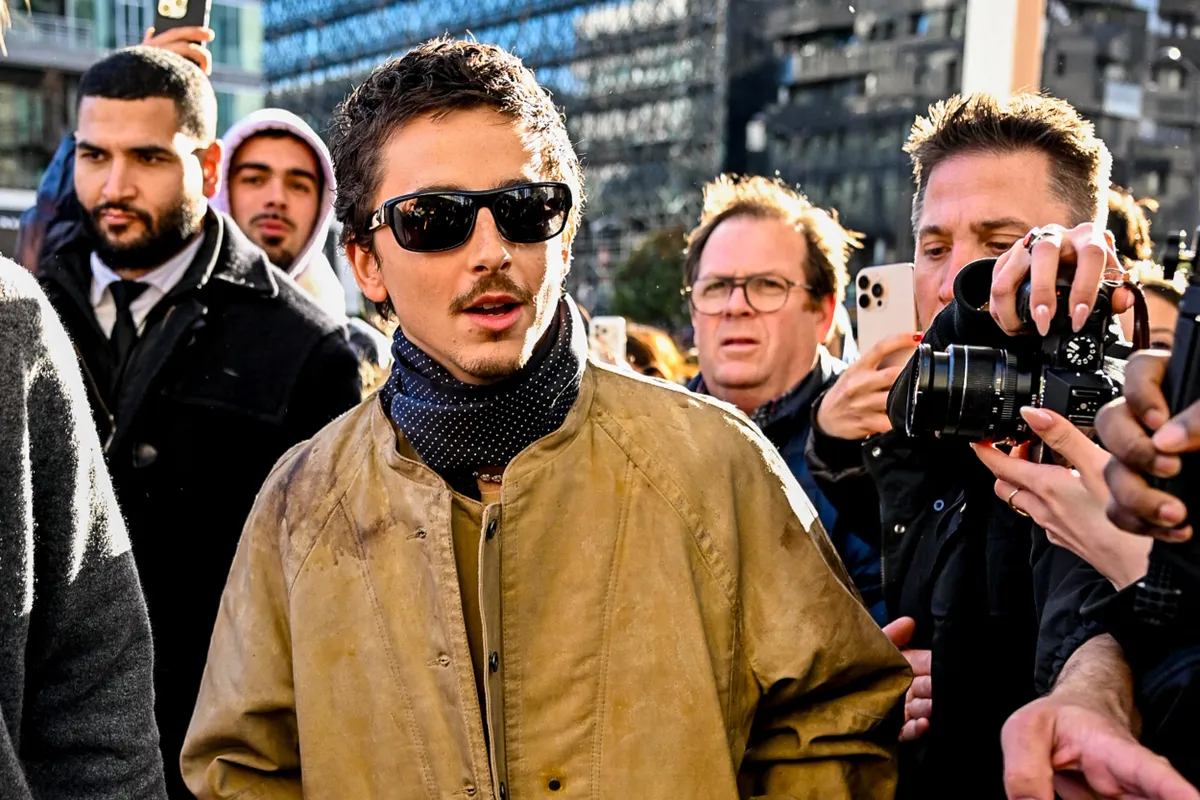 Timothée Chalamet fait une apparition remarquée lors de son arrivée à la boutique éphémère Marty Supreme au MK2 Bibliothèque à Paris