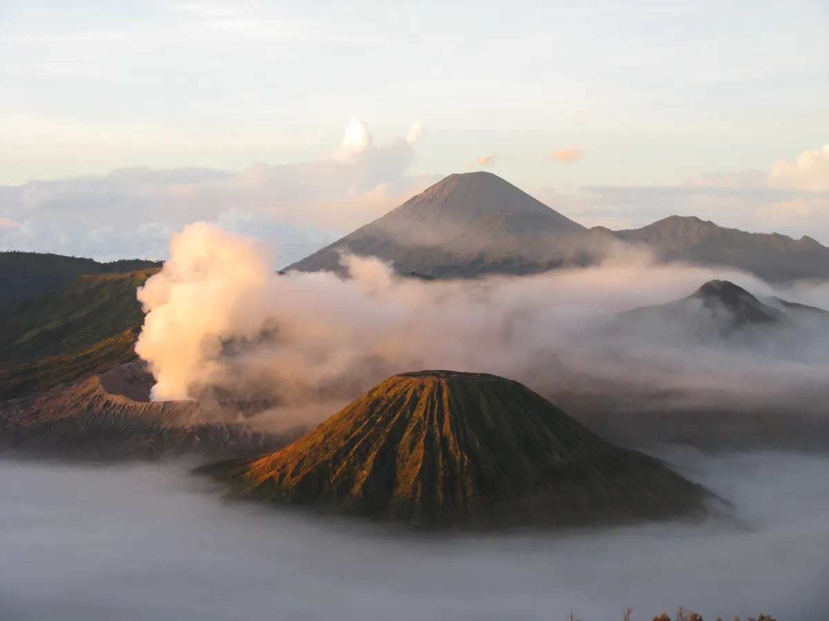 A kelet-jávai Bromo-hegy Indonéziában, melynek etejét felhő borítja. 