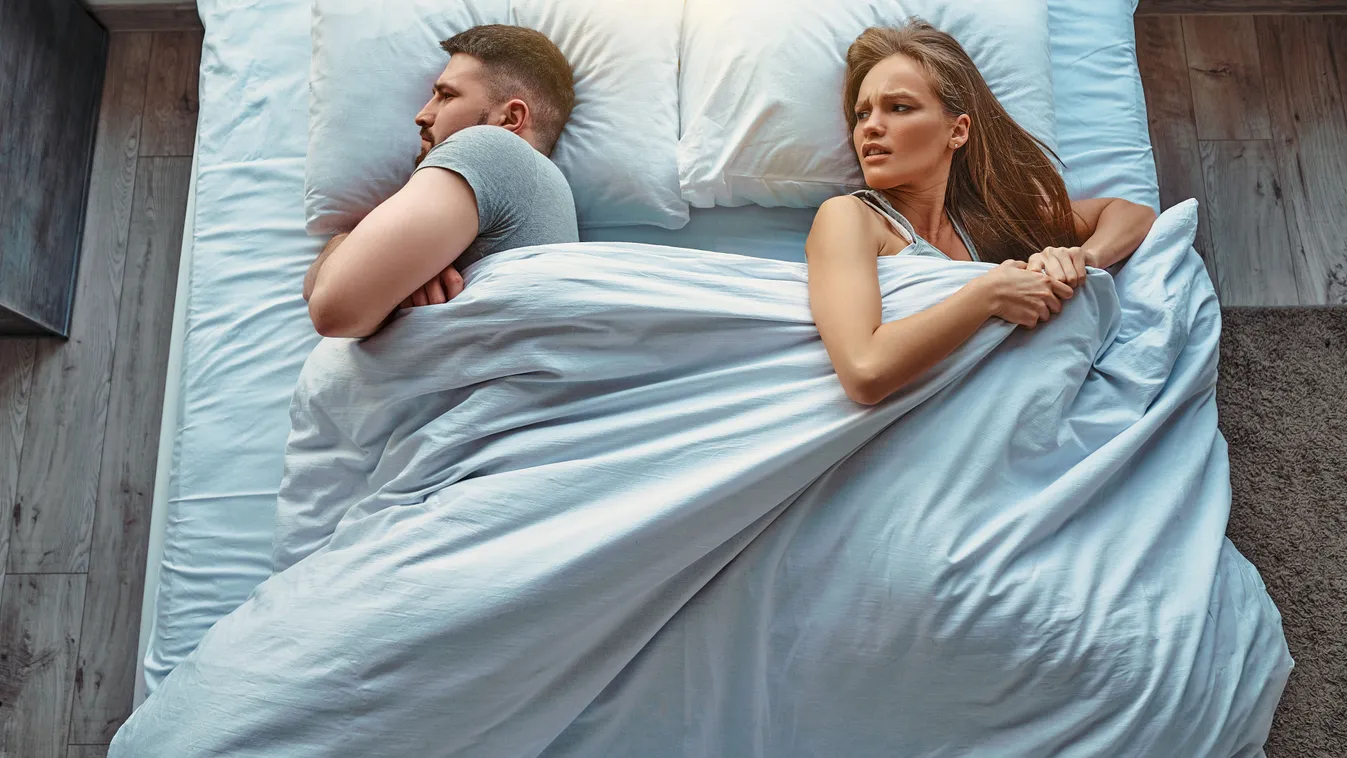 Egymástól eltávolodott fiatal pár az ágyban a közös karma bevégződésének idején