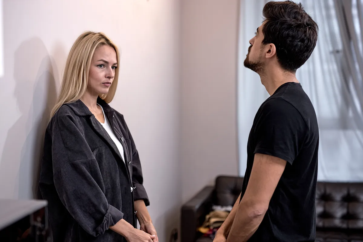 Egymással szemben álló ideges nő és férfi, akik a horoszkóp szerint rossz társkeresők