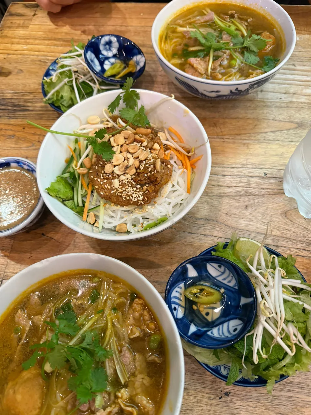 Az ázsiai konyha különböző hagyományainak találkozásából születő fúziós fogások a régió jellegzetes alapanyagait és fűszereit ötvözik, új ízkombinációkat és modern gasztronómiai élményeket teremtve.