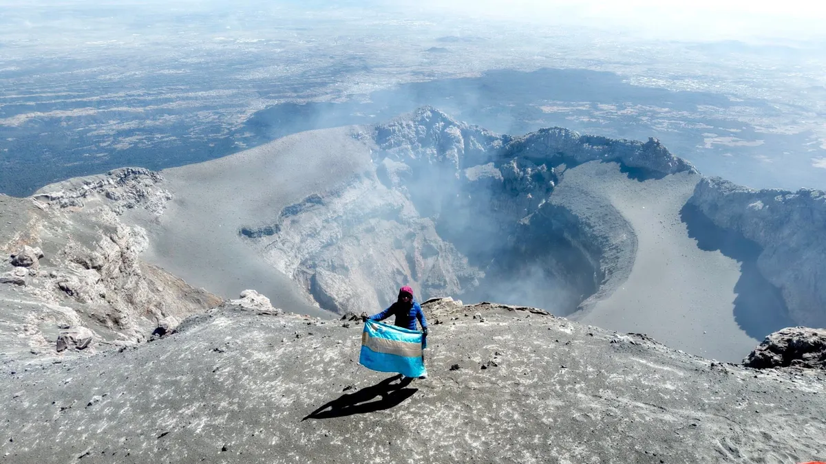 Tiltott vulkánmászás Mexikóban: engedély nélkül mászta meg a tűzhányót, akár börtönbe is kerülhetett volna