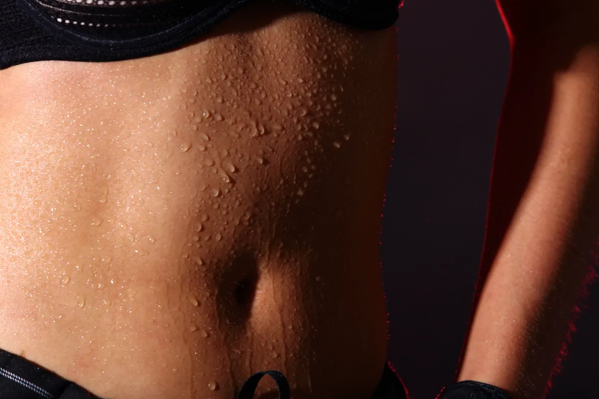 Izzadó nő kalóriaégetés után