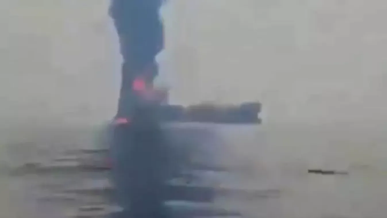 Lángokban áll egy tankerhajó: öt rakéta találta el - videó