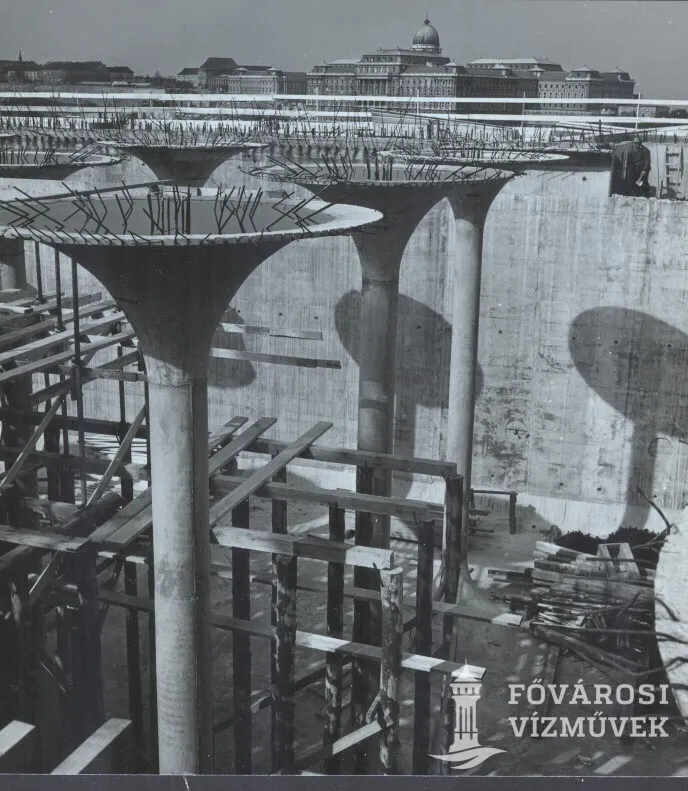 A Gruber József víztároló egyik medencéjének építése 1974-ben. forrás: Fővárosi Vízművek