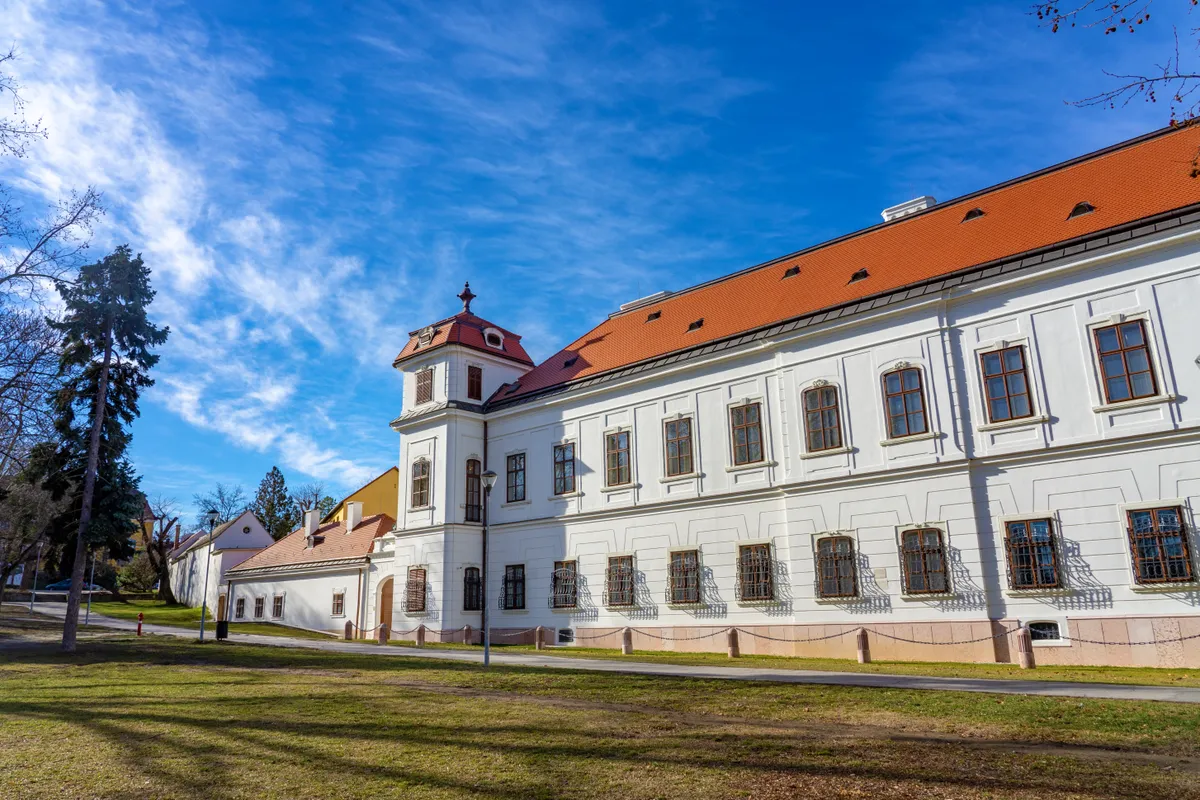A tatai Esterházy-kastély külső homlokzata.