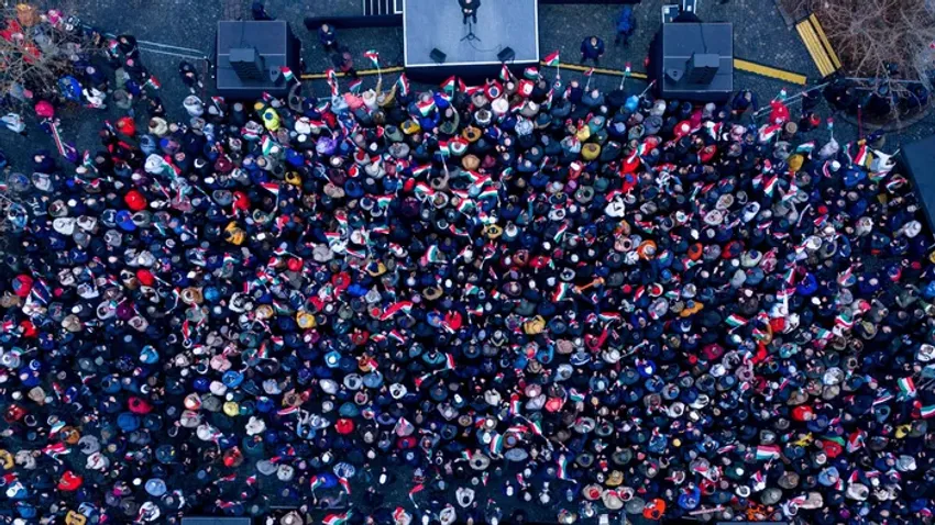 Fantasztikus felvételen az Orbán miatt összegyűlt embertömeg