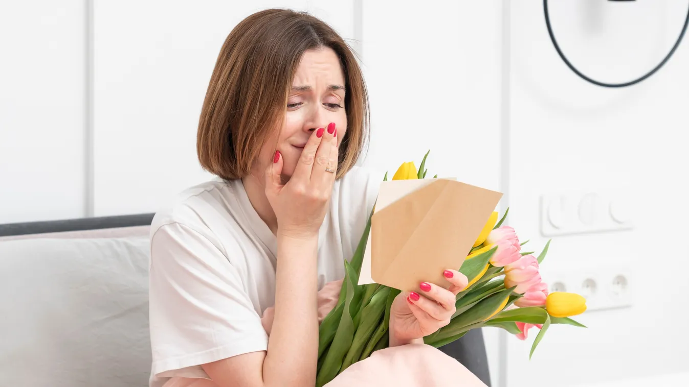 Megható nőnapi ajándék ötlettől elérzékenyülő nő.