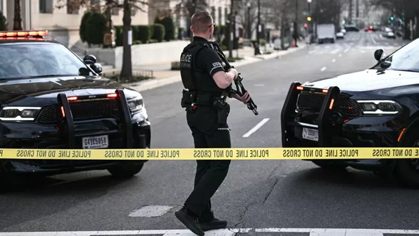 Rendkívüli készültség: autó csapódott a Fehér Ház kapujába, a Titkosszolgálat és a Nemzeti Gárda is kivonult Donald Trump rezidenciájához