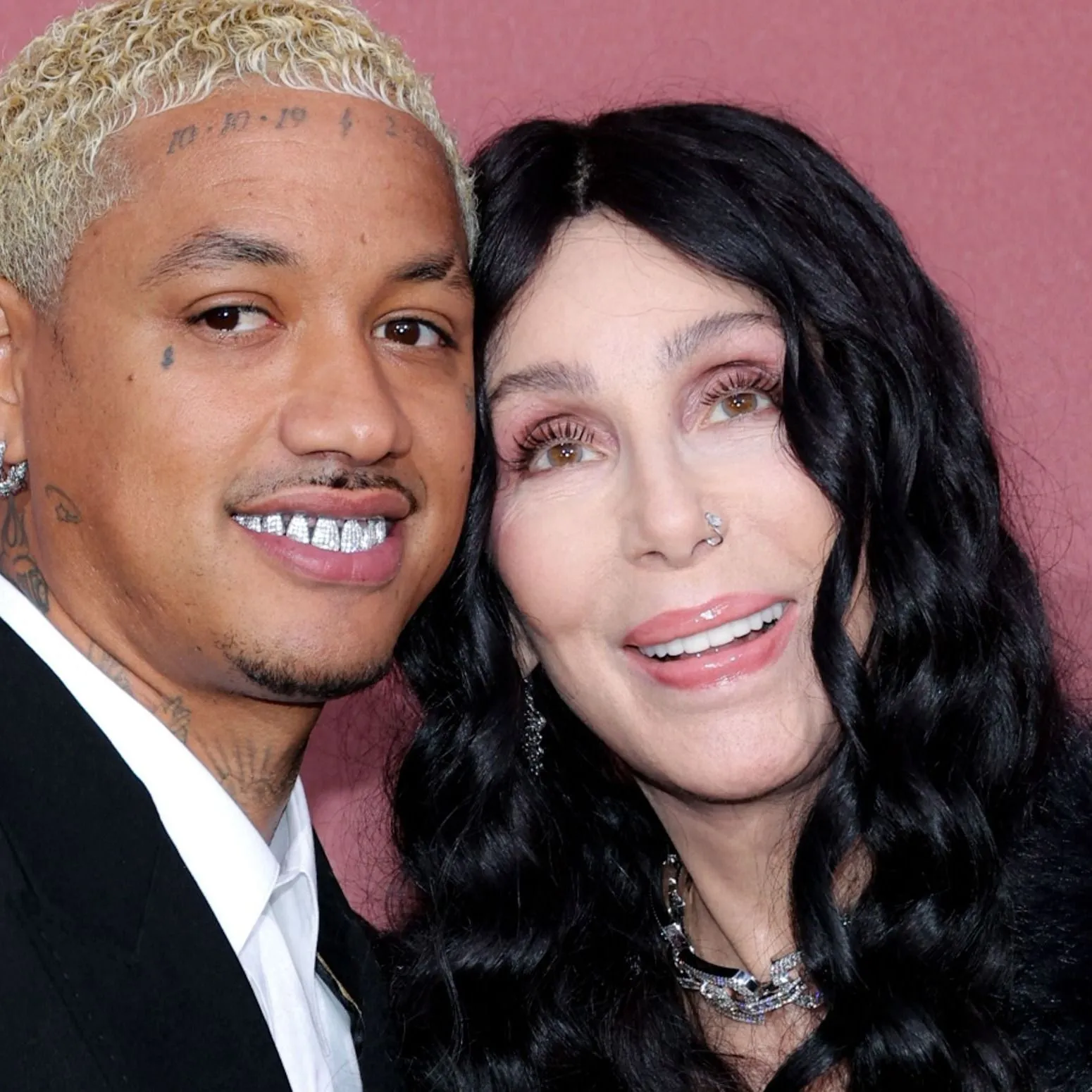 Micsoda gyűrű! Cher titokban férjhez ment a 40 évvel fiatalabb párjához?