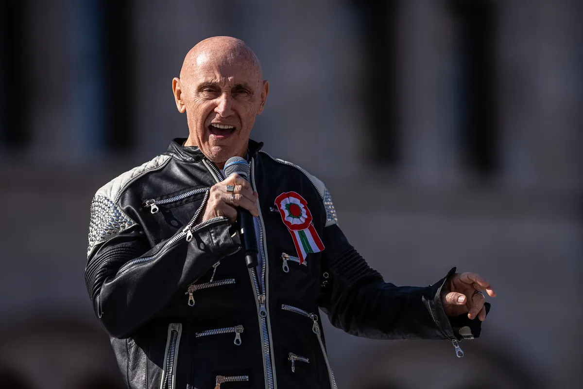 Pataky Attila meghatottan lépett a Kossuth téren megjelent tömegek elé