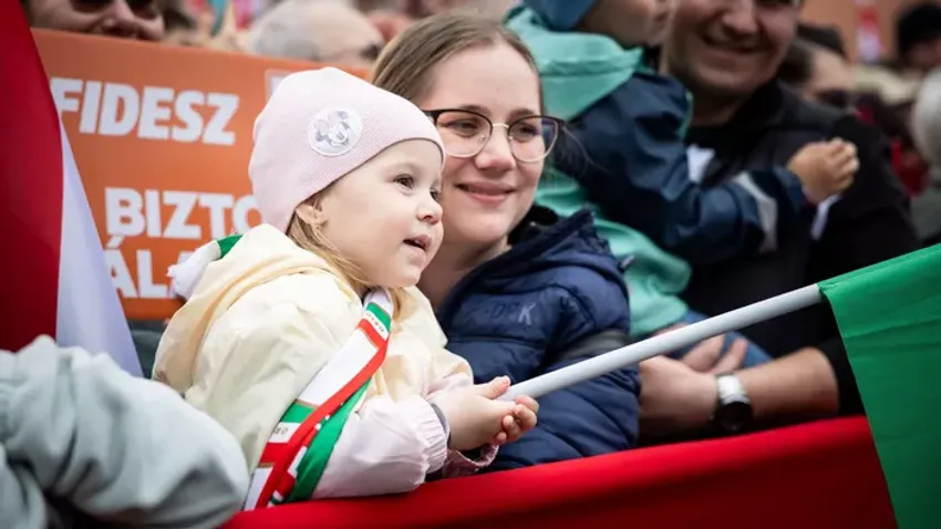 Országjárás: cuki kislány nézte áhítattal Orbán Viktort