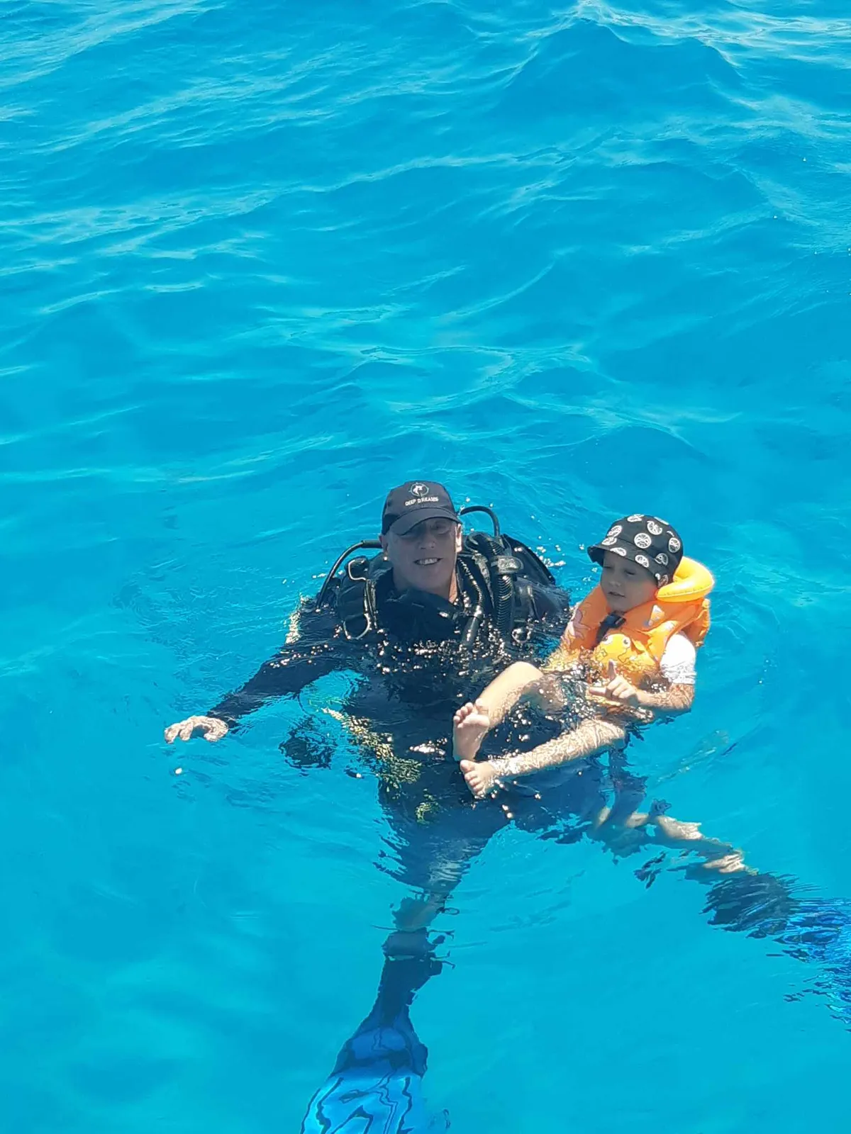 Zsombor Attila és a kisfia a tengerben.