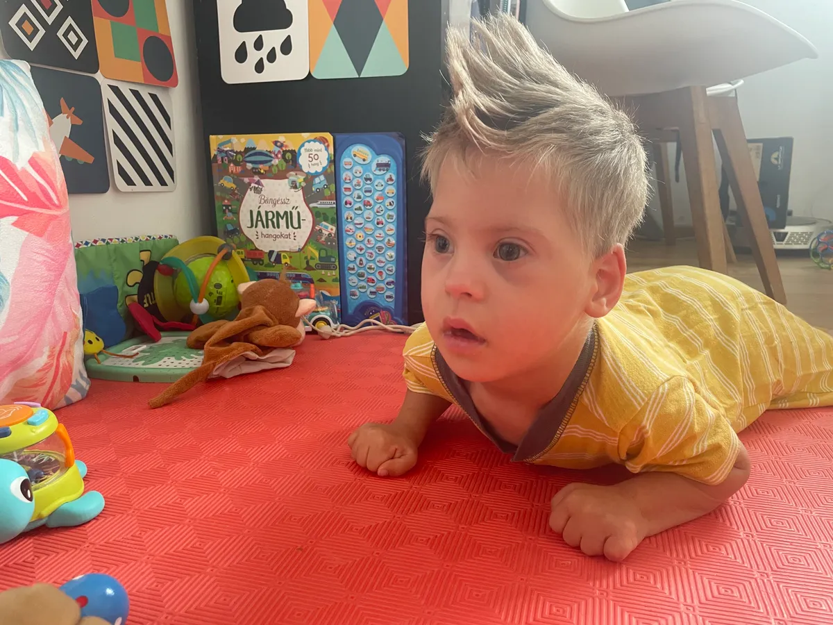 Pár másodpercre már egyedül is meg tudja tartani a fejét