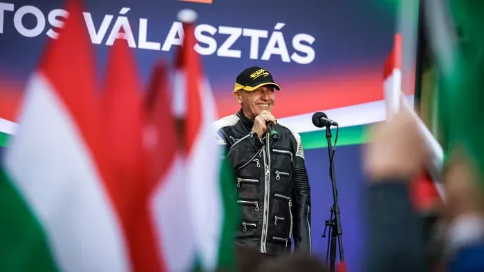 Felejthetetlen pillanatok: Pataky Attila ismét hatalmas tömeg előtt lépett fel Orbán Viktor országjárásán