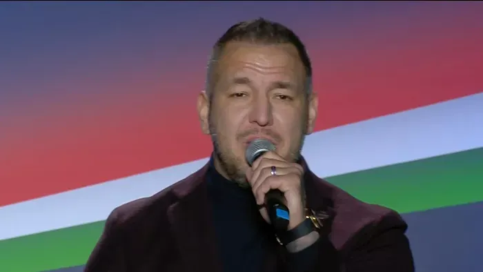 Curtis apaként szólalt meg: Semmi közünk ehhez a háborúhoz!