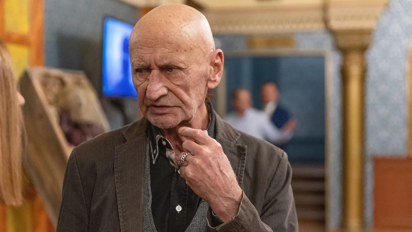 Szirénázó mentőautó vitte kórházba Reviczky Gábort: intenzív osztályra  került a Nemzet Művésze