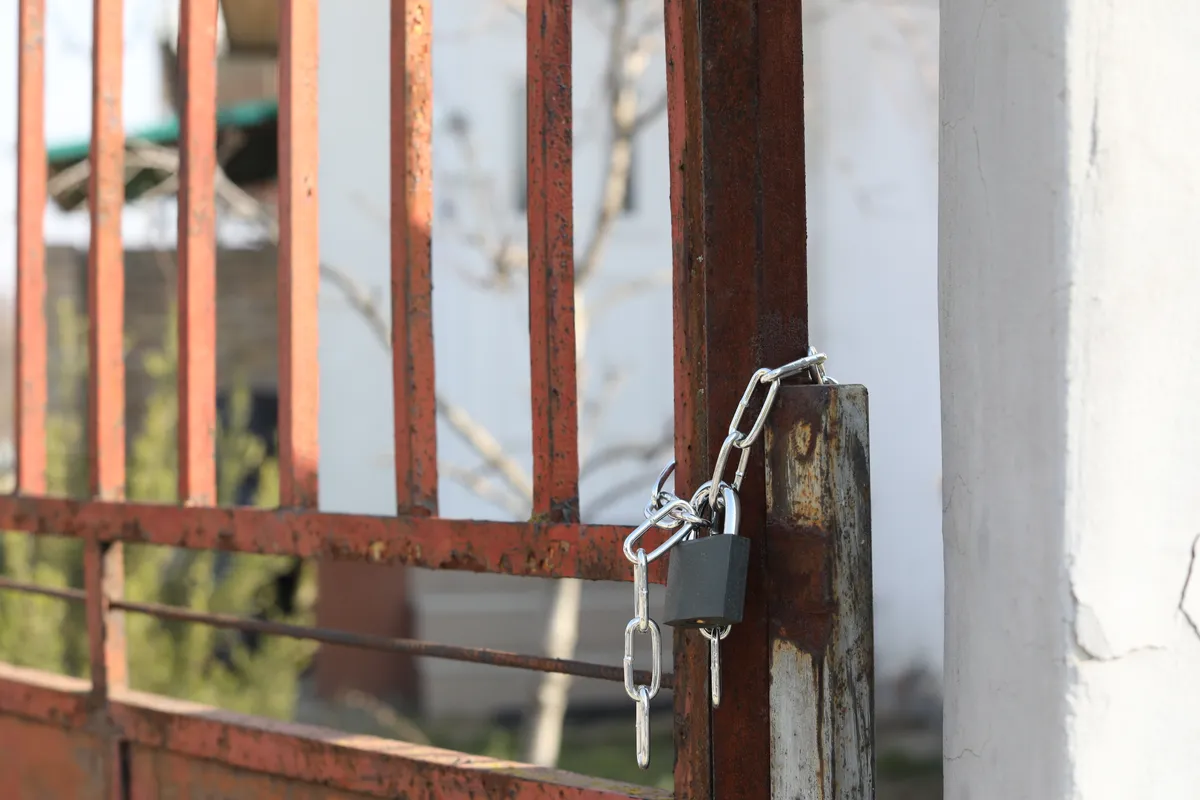 Galla Miklós kapuján lakat van