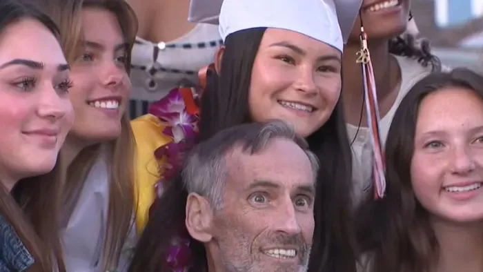 Szívszorító: halálos beteg apa adta át lánya diplomáját