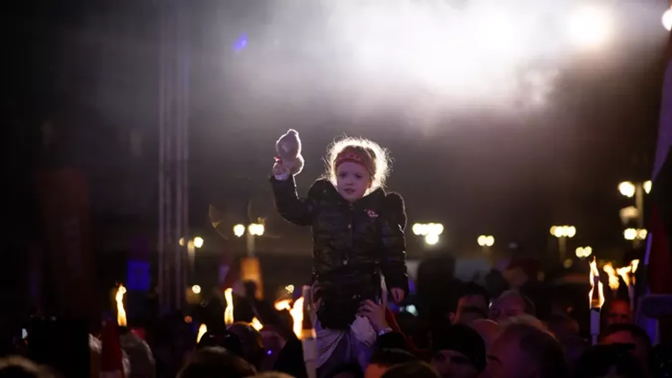 Cuki jelenet a kaposvári Békemeneten: macijával a kezében integetett a kislány Orbán Viktornak