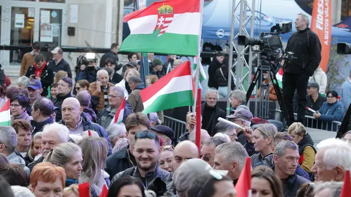 Ez várja Orbán Viktort Dunaújvárosban: hatalmas a tömeg