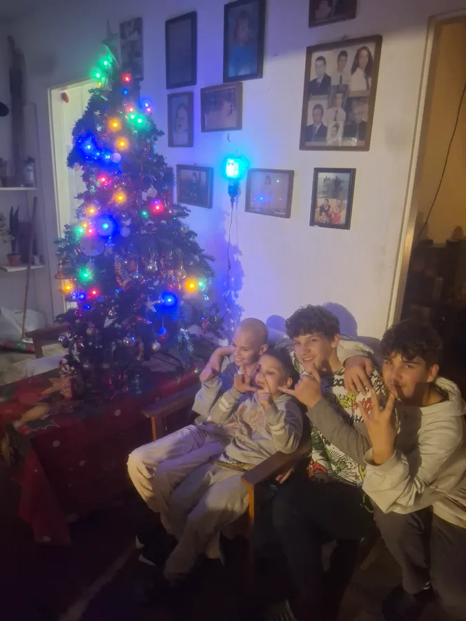 Kittinek sokat segítenek testvérei az elfogadásban, hogy megvakult 