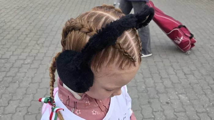 Cuki kislány: Orbán-firkás pólóban várta a miniszterelnököt