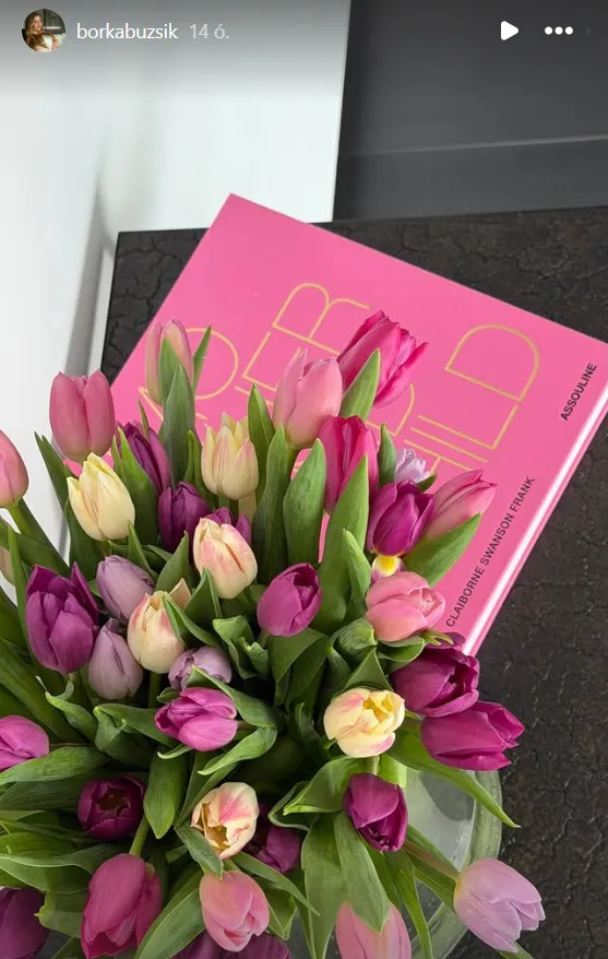 Szoboszlai Dominik egy csokor tulipánnal lepte meg Buzsik Borkát 