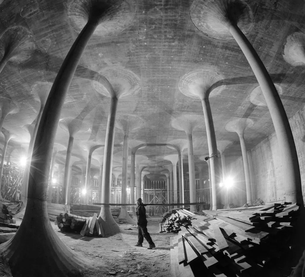 Budapest, 1979. március 9.
A Mélyépítő Vállalat dolgozói a gellérthegyi víztározó második, negyvenezer köbméteres víztároló medencéjét építik. Az új medencét 1980-ban adják át.
Az eredeti felvétel készítője ismeretlen.
MTI Fotó: -