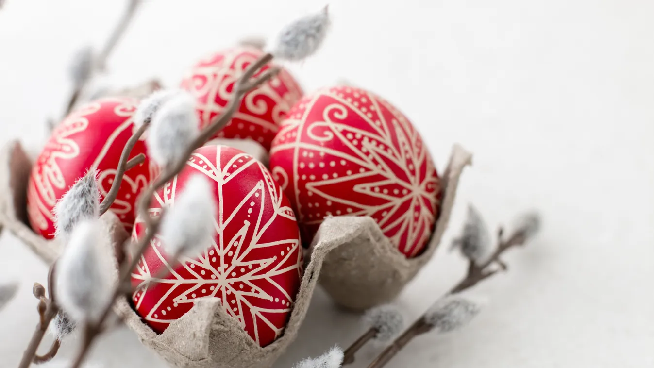 Személyiségtesztben szereplő kép egy csokor piros-fehér húsvéti tojásról