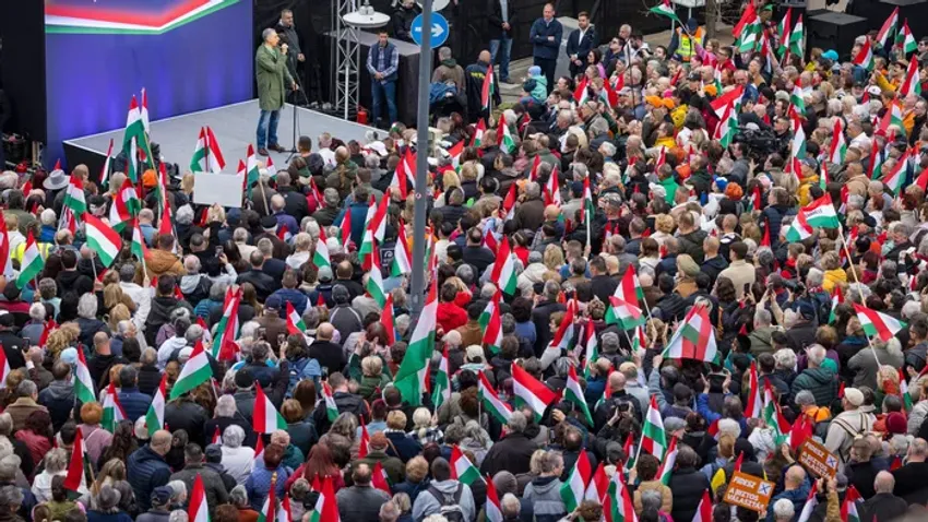 Narancssárgába borult Hódmezővásárhely Orbán beszéde alatt