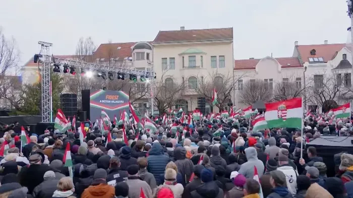 Hatalmas tömeg: így várják Orbán Viktort Veszprémben