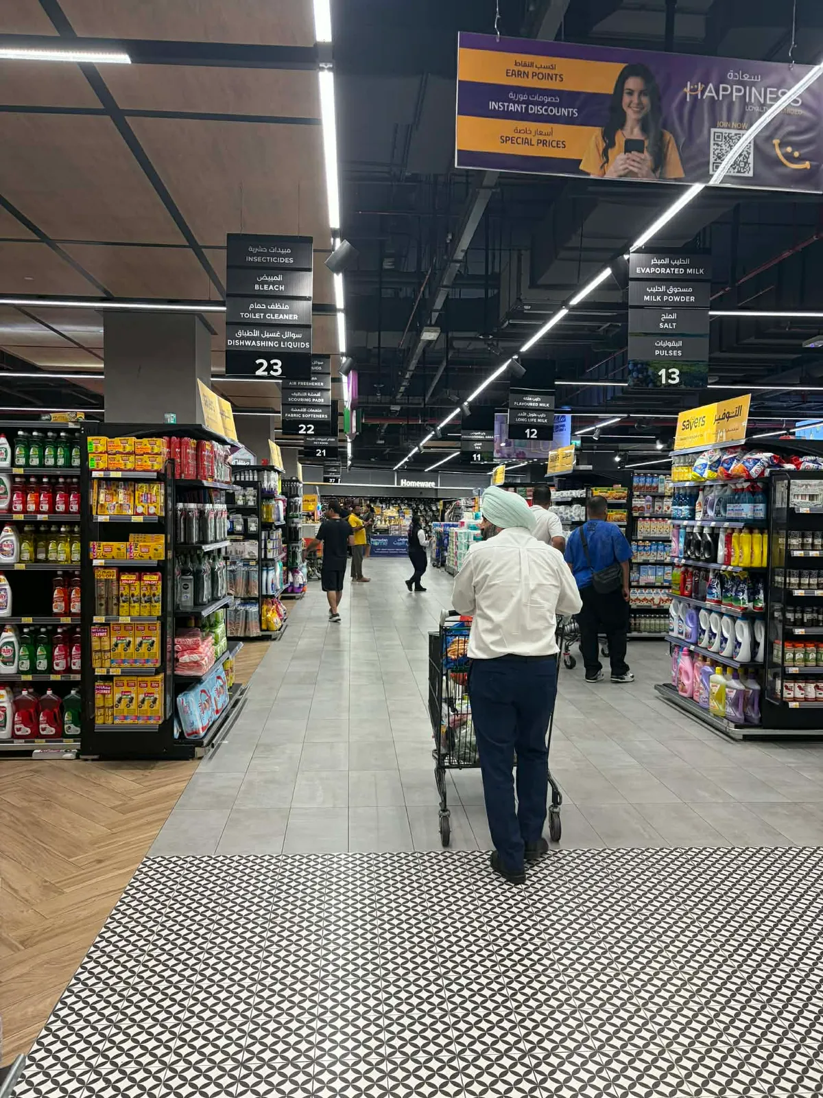 Ez a kép ma készült: Nincs tömeg, viszont vannak vásárlók. A polcok pedig tele vannak