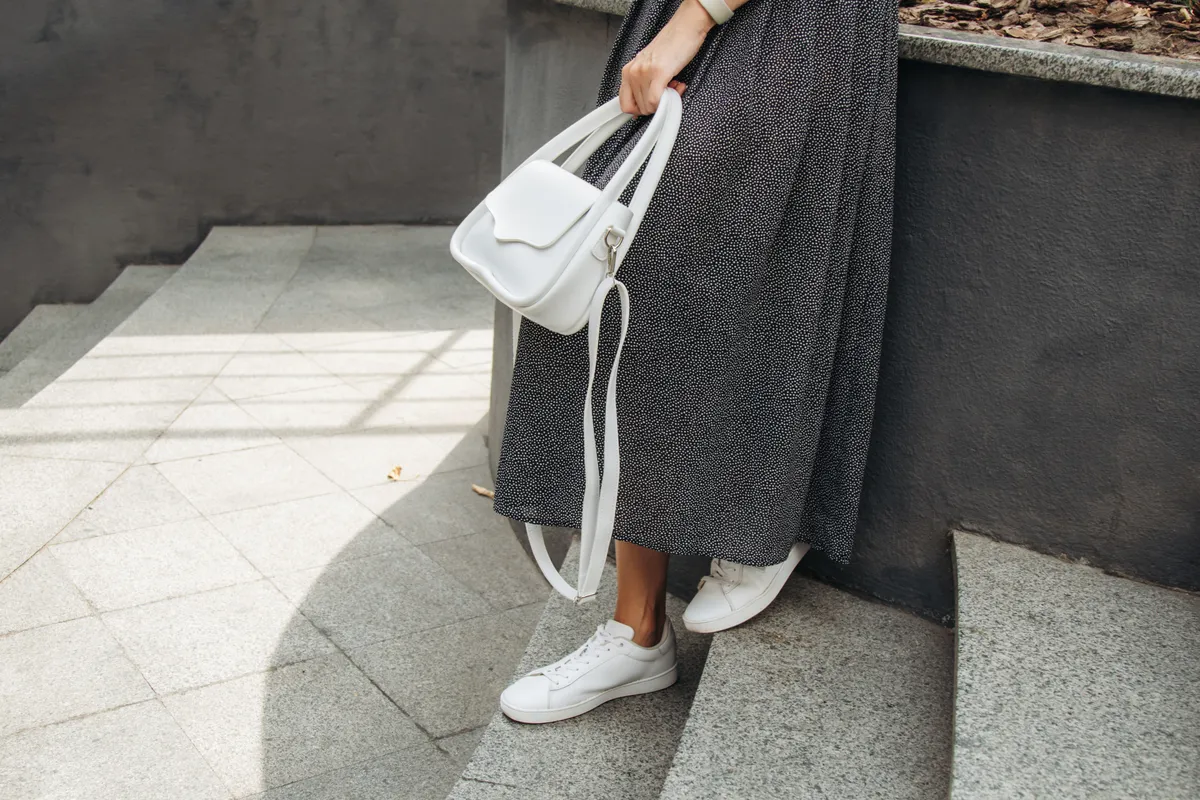 Szatén sportcipőt viselő nő