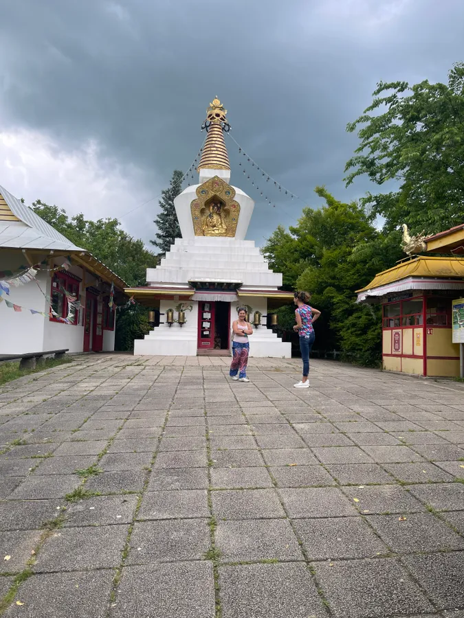A tari Kőrösi-sztúpa, előtte látogatókkal. 