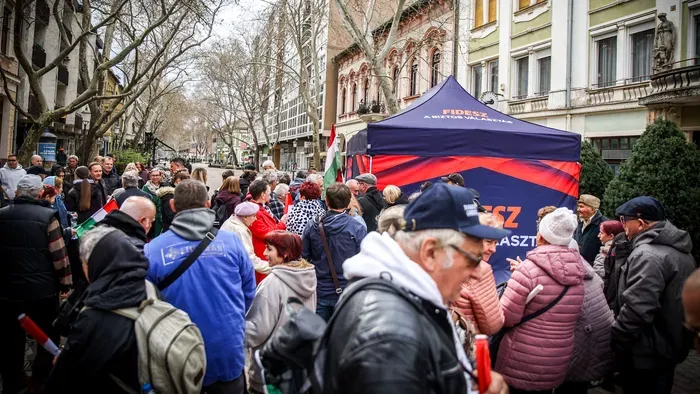 Kígyóznak a sorok: újabb telt ház várhatja Orbán Viktort