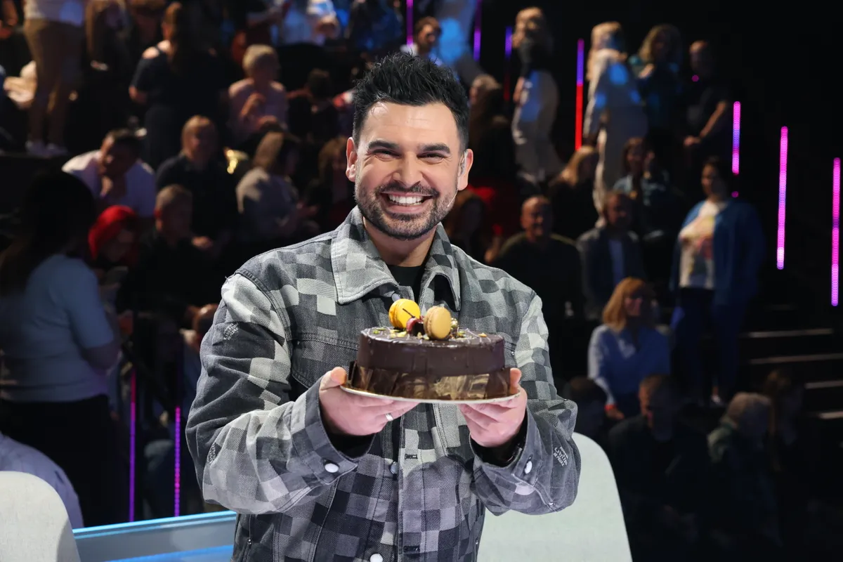 Horváth Tamás a születésnapi tortájával a kezében ünnepelt a TV2 stúdiójában.