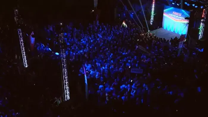 Itt az első drónkép: megtelt Dunaújváros