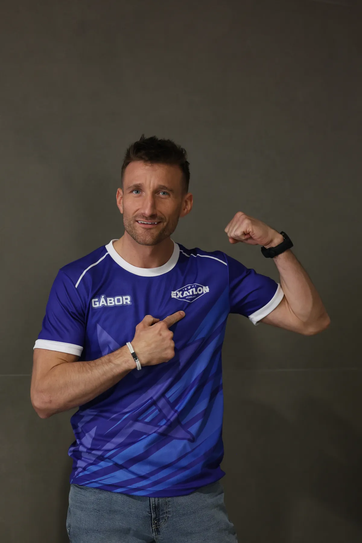 Koplányi Gábor az Exatlon Hungary Kihívója igyekszik tartani a lelket a csapatban.