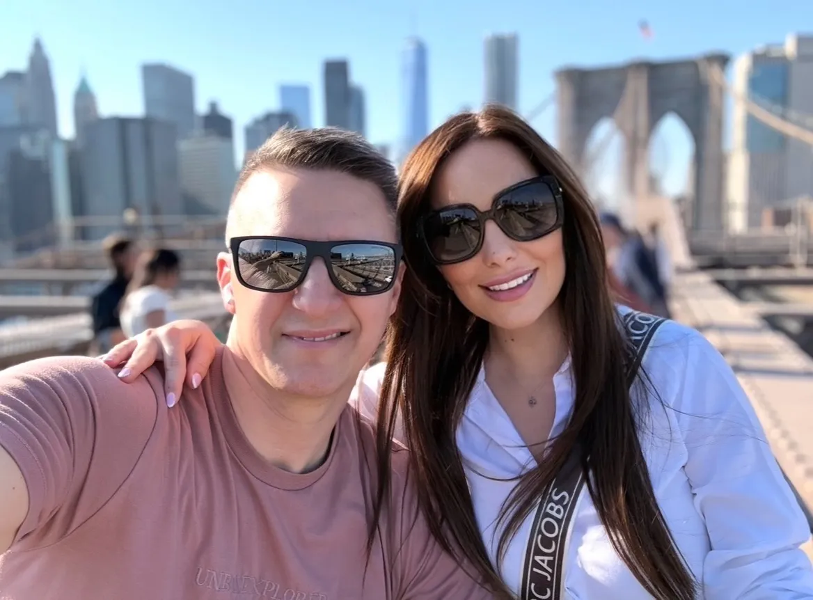 Gájer Bálint és kedvese, Reni a Brooklyn-hídnál