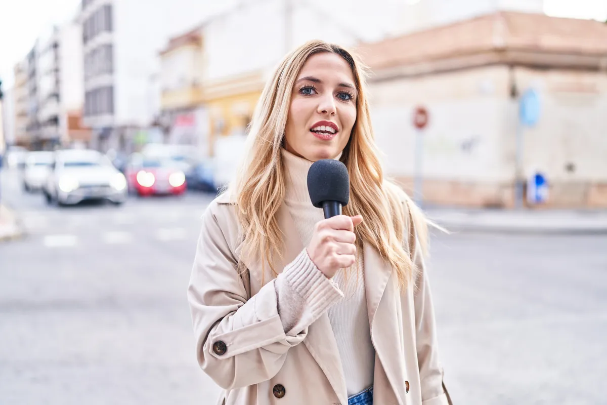 Személyiségtesztben szereplő riporternő munka közben.