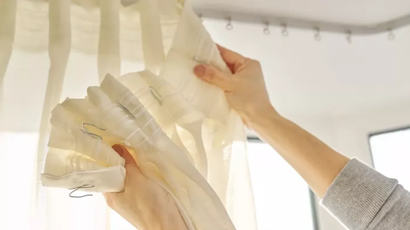 Beszürkült vagy foltos maradt? Mutatjuk a trükköt, amivel patyolattiszta és gyűrődésmentes lesz a függöny