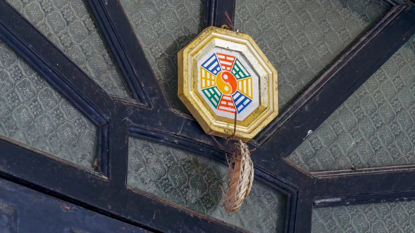 Feng shuiból ismert szimbólum használata mágikus védelemként a bejárati ajtó fölött