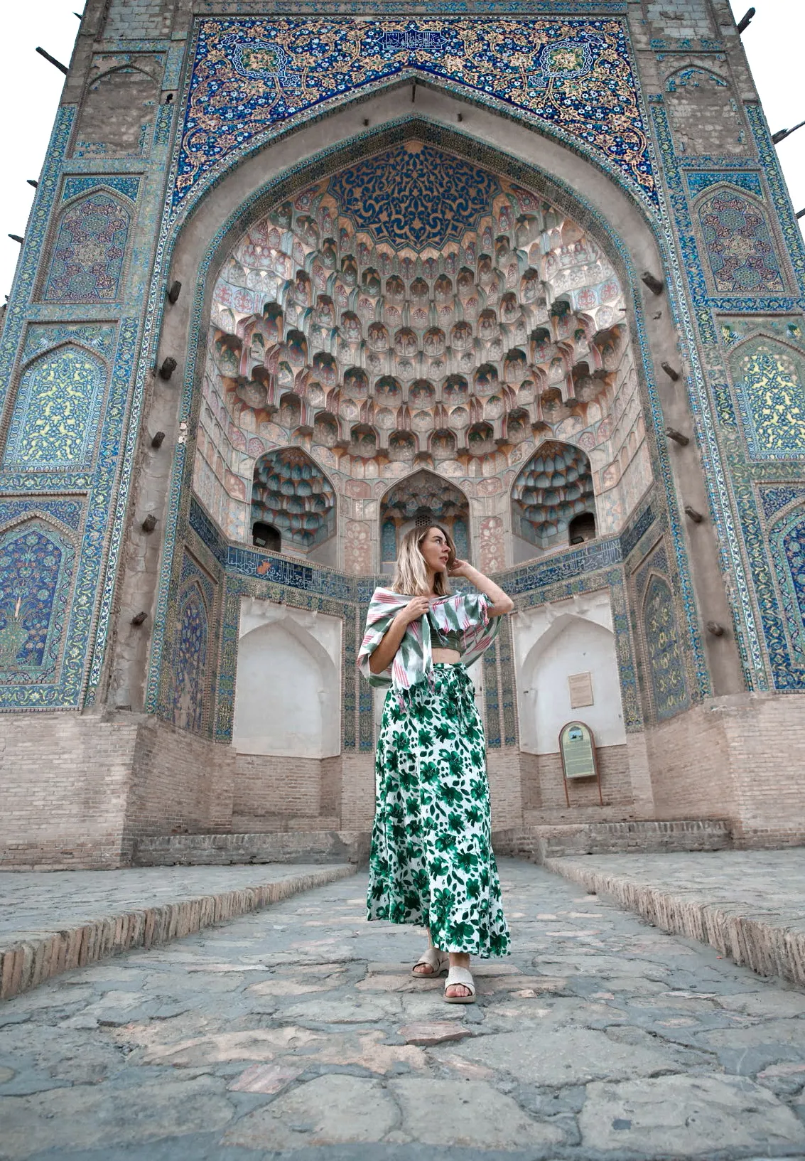 Iránban a Kék Mecset előtt, vállát és lábait eltakarva ment 