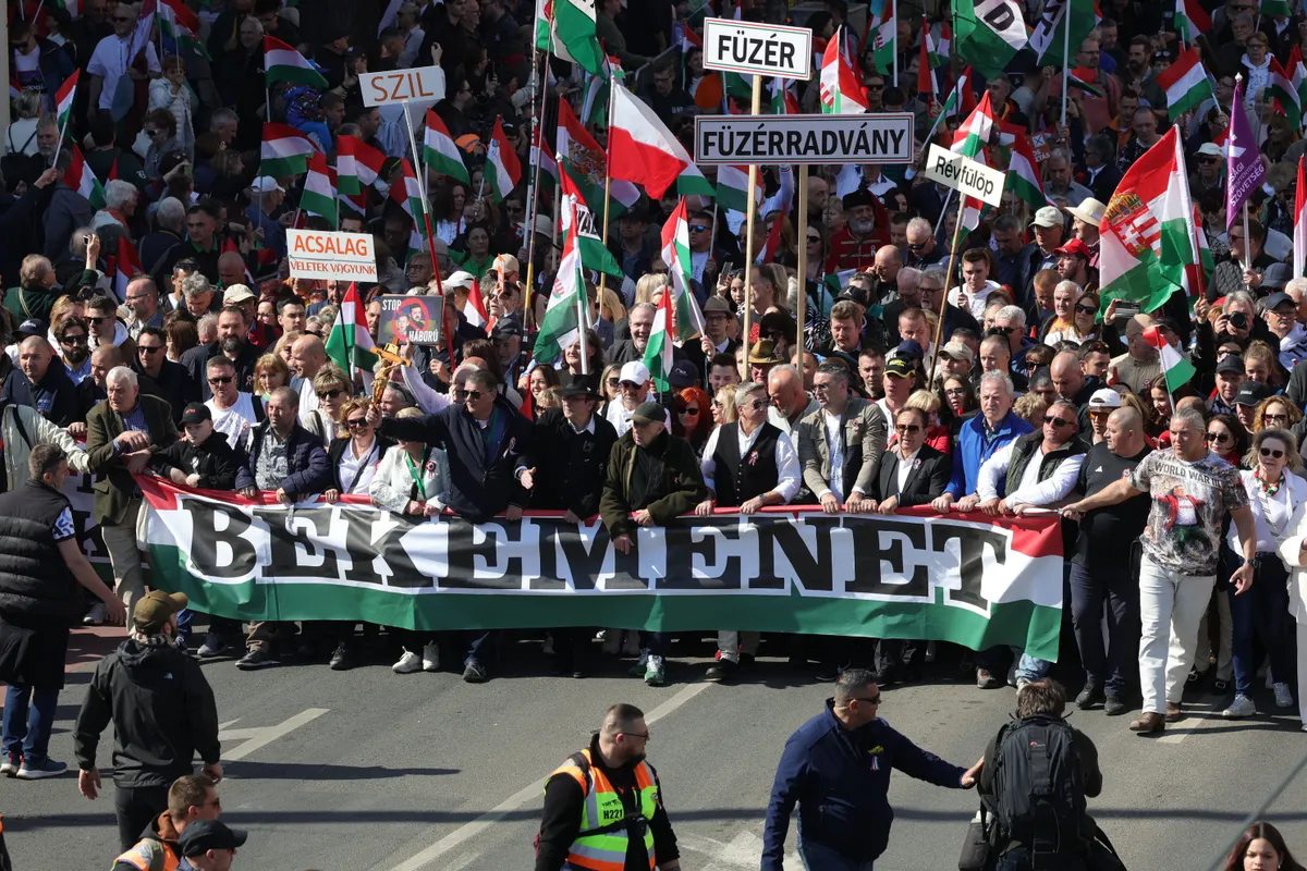 Úton a Békemenet a Kossuth tér felé