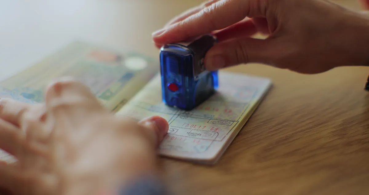 Útlevél lapjára kerülő pecsét.