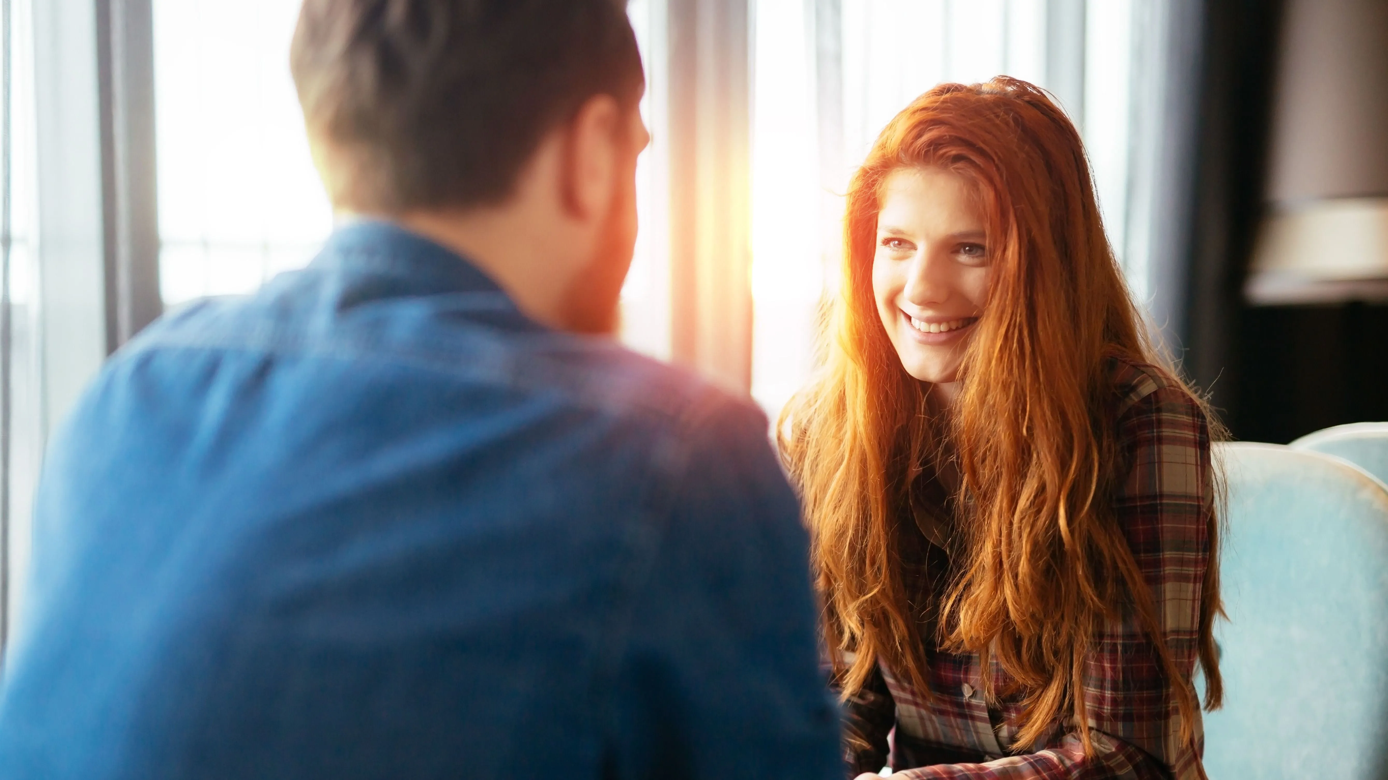 Mosolygó nő egy randin a legtutibb randitippek megfogadása után