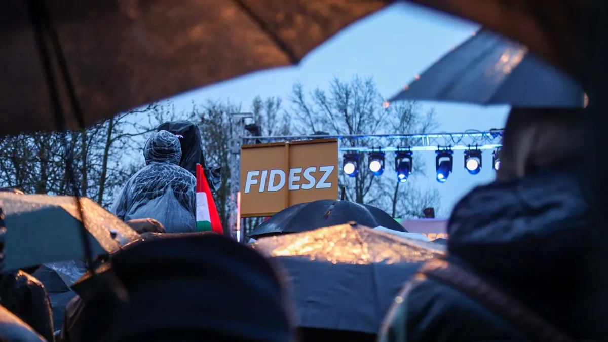 A szakadó eső ellenére is rengetegen voltak Orbán Viktor szolnoki országjárásán