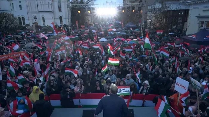 Hatalmas tömeg hallgatja Orbán Viktort