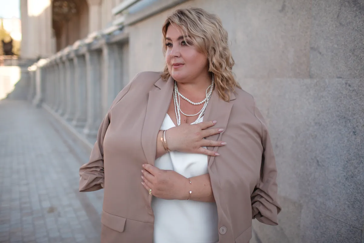 Karcsúsító tippeket alkalmazó túlsúlyos nő.